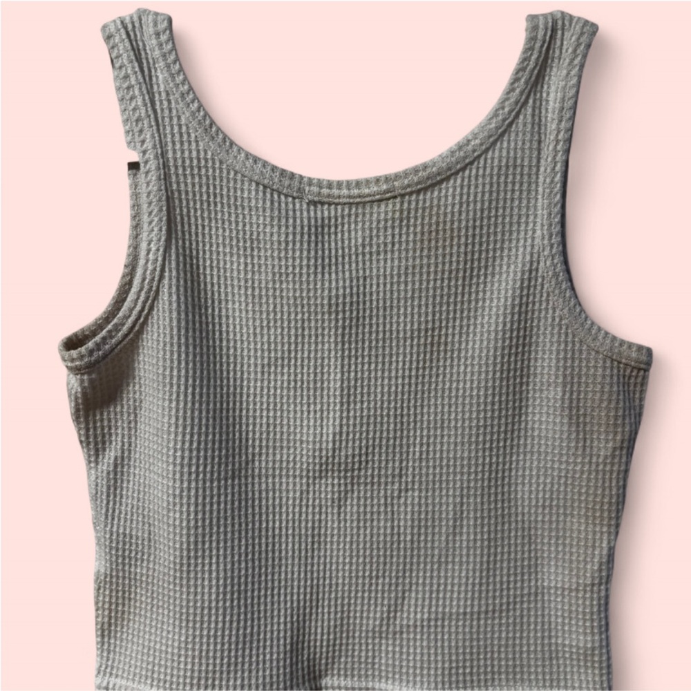 Simple Cropped Tank Top - Picture 2 of 2